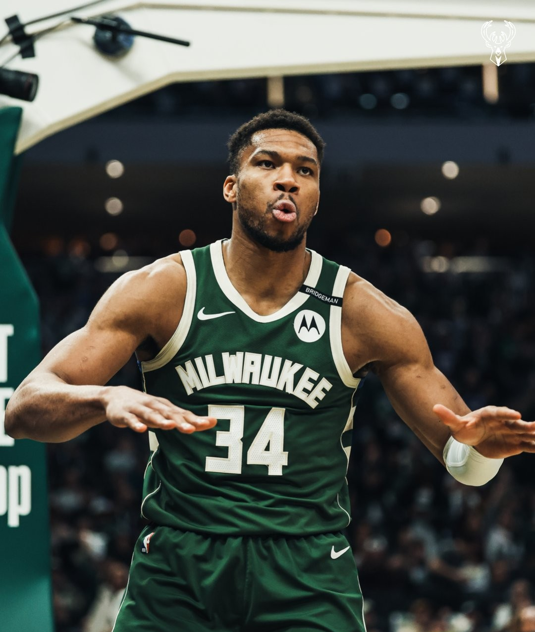 字母哥重返赛场，最后时刻胜出首场状态出色，切尔西观众沸腾！的简单介绍-爱游戏平台